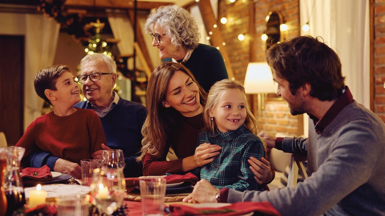 Pautas para hacer accesibles las comidas familiares para personas mayores con pérdida auditiva
