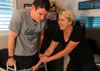 Rob Paylor, joven con lesión medular, logra ponerse de pie sólo tras más de 8 años de rehabilitación