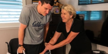 Rob Paylor, joven con lesión medular, logra ponerse de pie sólo tras más de 8 años de rehabilitación