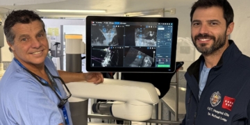 Primera cirugía de escoliosis idiopática con el robot 'ExcelsiusGPS' en España