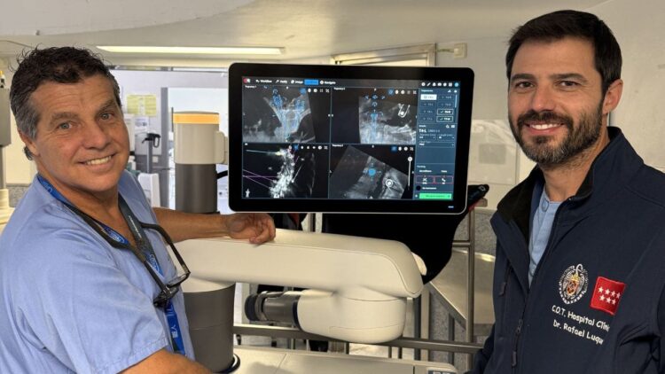 Primera cirugía de escoliosis idiopática con el robot 'ExcelsiusGPS' en España