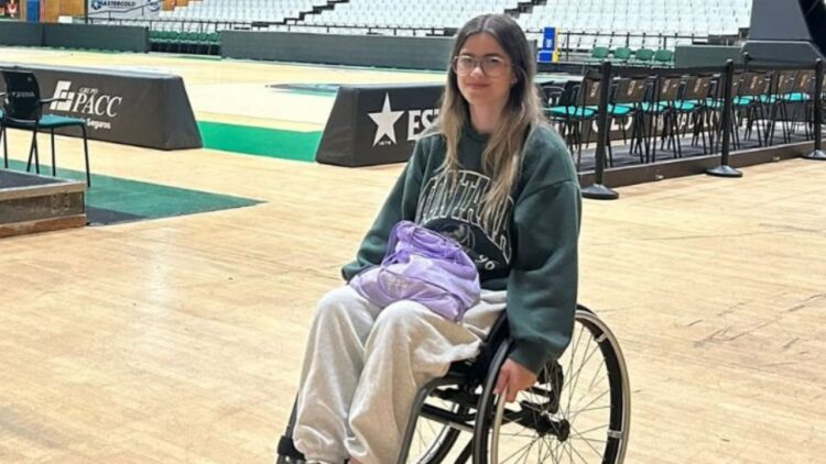 Marta Sevilla, joven con discapacidad silla de ruedas