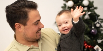 Ángel junto a su hijo Juan, con síndrome de Down
