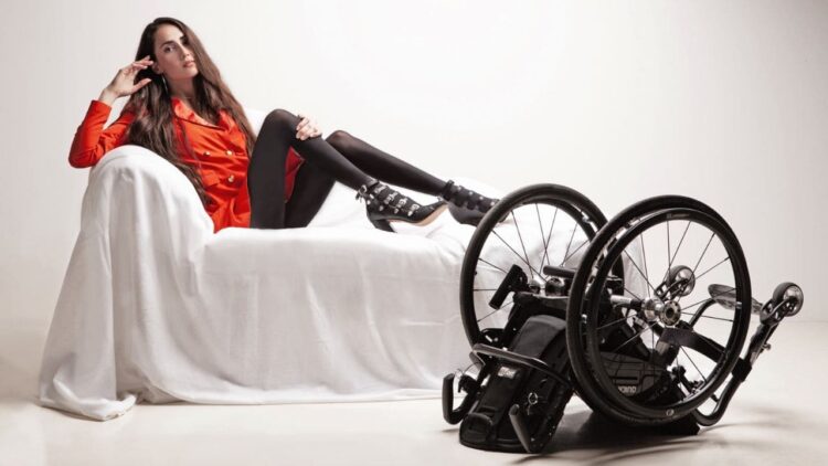 Tirzah López, una modelo y artista en silla de ruedas que promueve la aceptación de la discapacidad