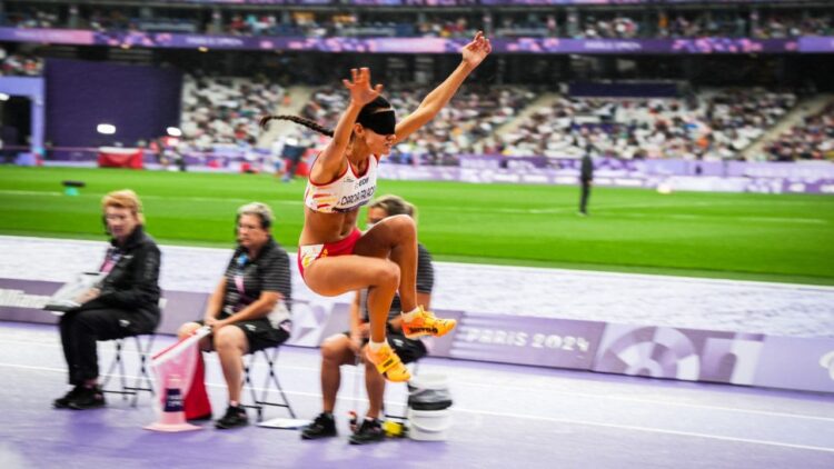 Alba García, saltadora paralímpica ciega, explica el motivo por el que compite con los ojos tapados