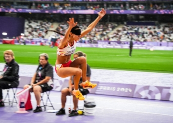 Alba García, saltadora paralímpica ciega, explica el motivo por el que compite con los ojos tapados