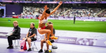 Alba García, saltadora paralímpica ciega, explica el motivo por el que compite con los ojos tapados