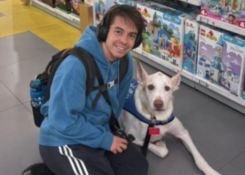 Álex junto a Maylo, su perro de asistencia de autismo