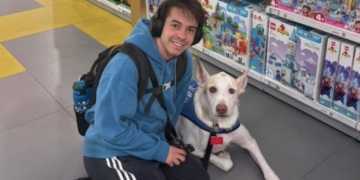 Álex junto a Maylo, su perro de asistencia de autismo