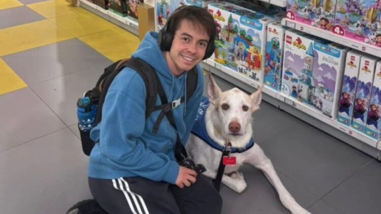 Álex junto a Maylo, su perro de asistencia de autismo