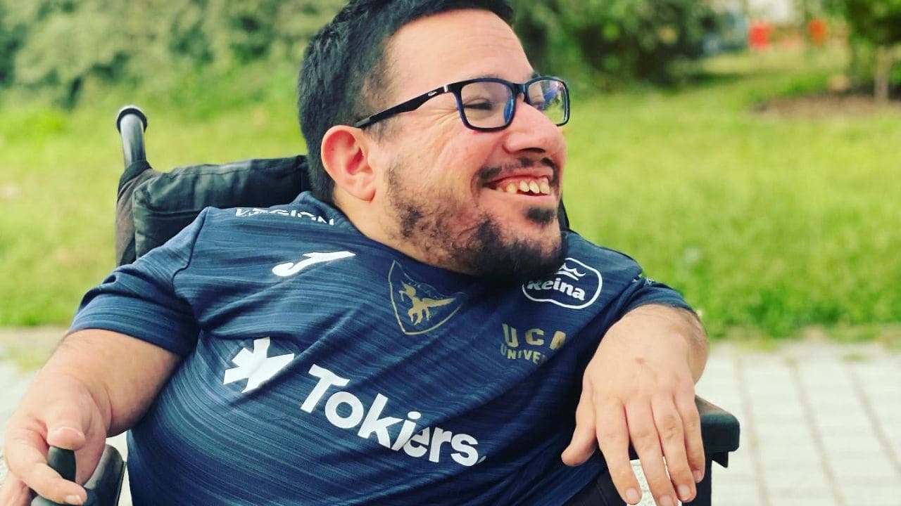 Aritz Acevedo, un creador de contenido con 'Huesos de Cristal' que reivindica la importancia de educar en la discapacidad