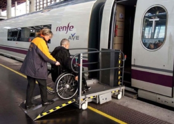 Así es la normativa de accesibilidad de los trenes: condiciones y número de plazas para silla de ruedas