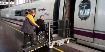 Así es la normativa de accesibilidad de los trenes: condiciones y número de plazas para silla de ruedas