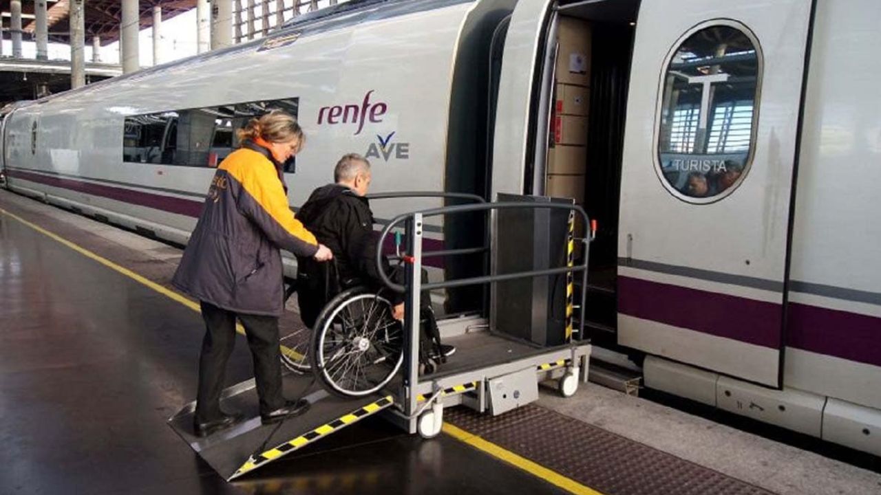Así recoge el BOE la normativa de accesibilidad de los trenes: estaciones, andenes y número de plazas para silla de ruedas