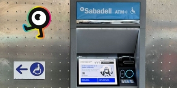 Banco Sabadell incorpora los códigos NaviLens en sus oficinas para clientes con discapacidad visual