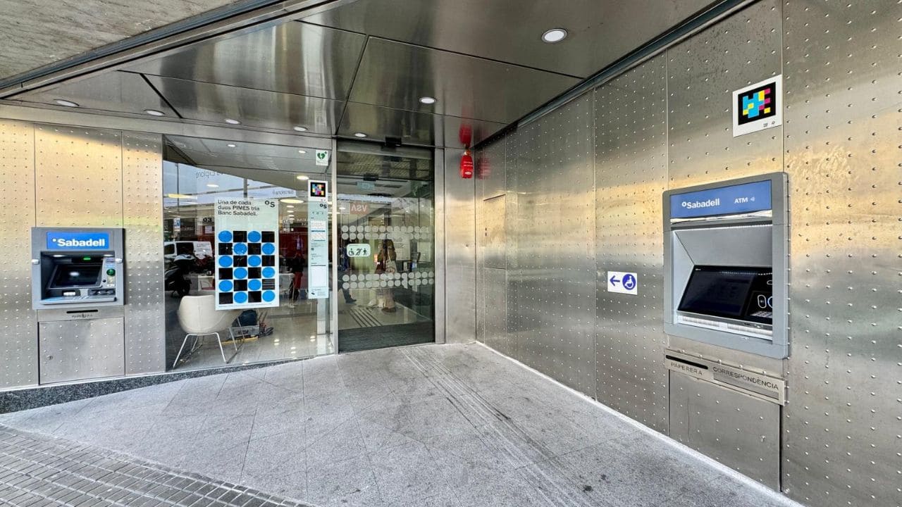 Banco Sabadell incorpora los códigos NaviLens en sus oficinas para clientes con discapacidad visual