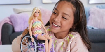Niña con barbie en silla de ruedas