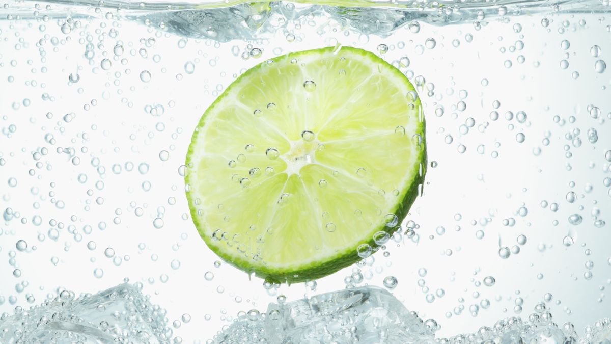 Beber agua con bicarbonato: qué beneficios son reales y qué riesgos advierten los expertos