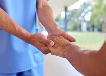 CaixaBank ofrece un servicio de asesoramiento para ayudar a los ciudadanos a solicitar la Ley de la Dependencia