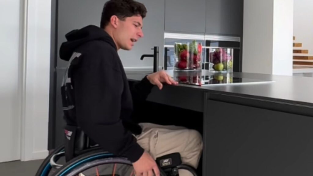 Carlos Tatay, deportista con lesión medular, muestra su cocina adaptada