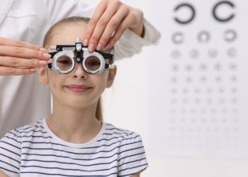 Profesionales advierten sobre cómo identificar posibles síntomas de problemas de visión en niños