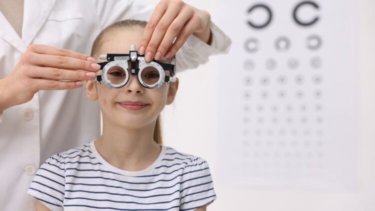 Profesionales advierten sobre cómo identificar posibles síntomas de problemas de visión en niños