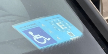 Cómo solicitar la tarjeta de aparcamiento para personas con movilidad reducida en Andalucía