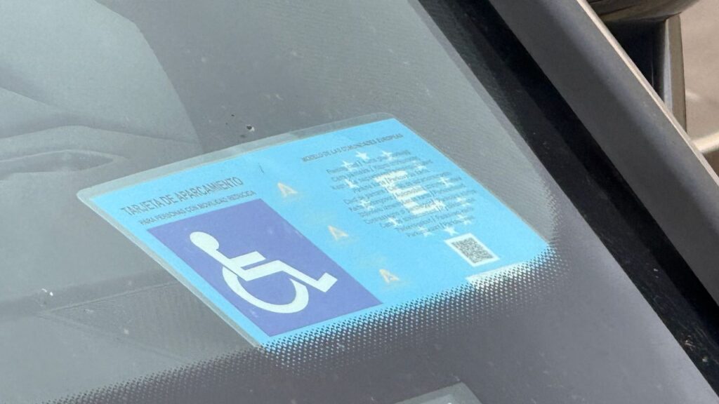 Cómo solicitar la tarjeta de aparcamiento para personas con movilidad reducida en Andalucía