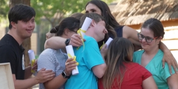 Elena Furiase emocionada con los participantes de 'El Camping' síndrome de Down