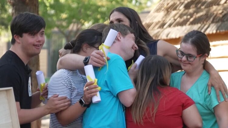Elena Furiase emocionada con los participantes de 'El Camping' síndrome de Down