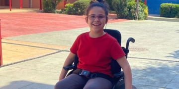 En busca del 'milagro' de Marta: una niña de 11 años con una enfermedad degenerativa "ultra rara"