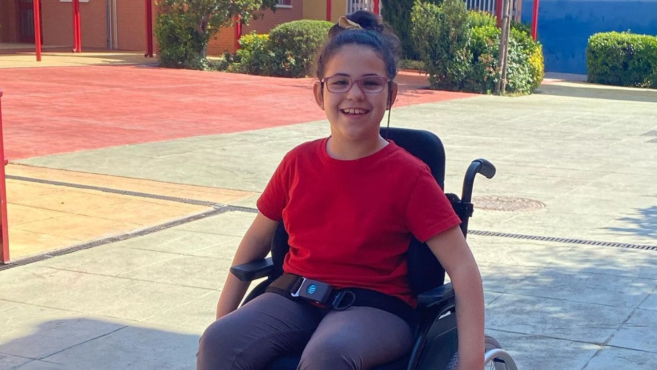 En busca del 'milagro' de Marta: una niña de 11 años con una enfermedad degenerativa "ultra rara"