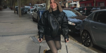 El superpoder de Marta Casado para transportar cosas andando con muletas