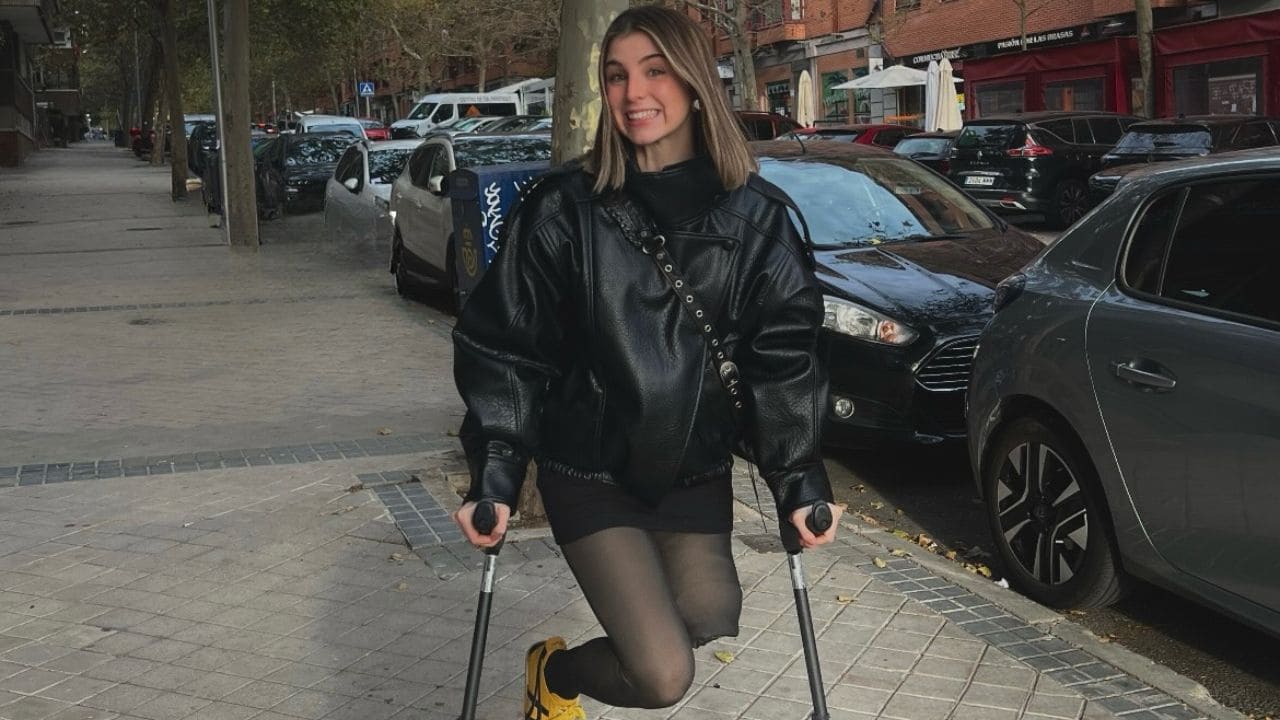 El superpoder de Marta Casado para transportar cosas andando con muletas