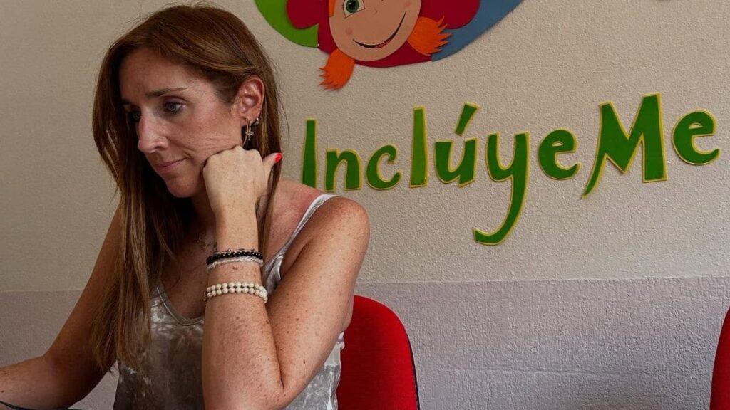 Elena García, mujer con implante coclear que perdió la audición con 21 años: una historia "que da voz a muchas otras"