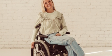 Emily Traveller: una joven que ha logrado convertir la discapacidad en una fuente de resiliencia e inspiración