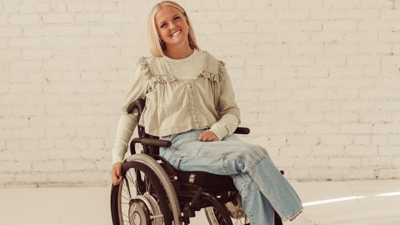 Emily Traveller: una joven que ha logrado convertir la discapacidad en una fuente de resiliencia e inspiración