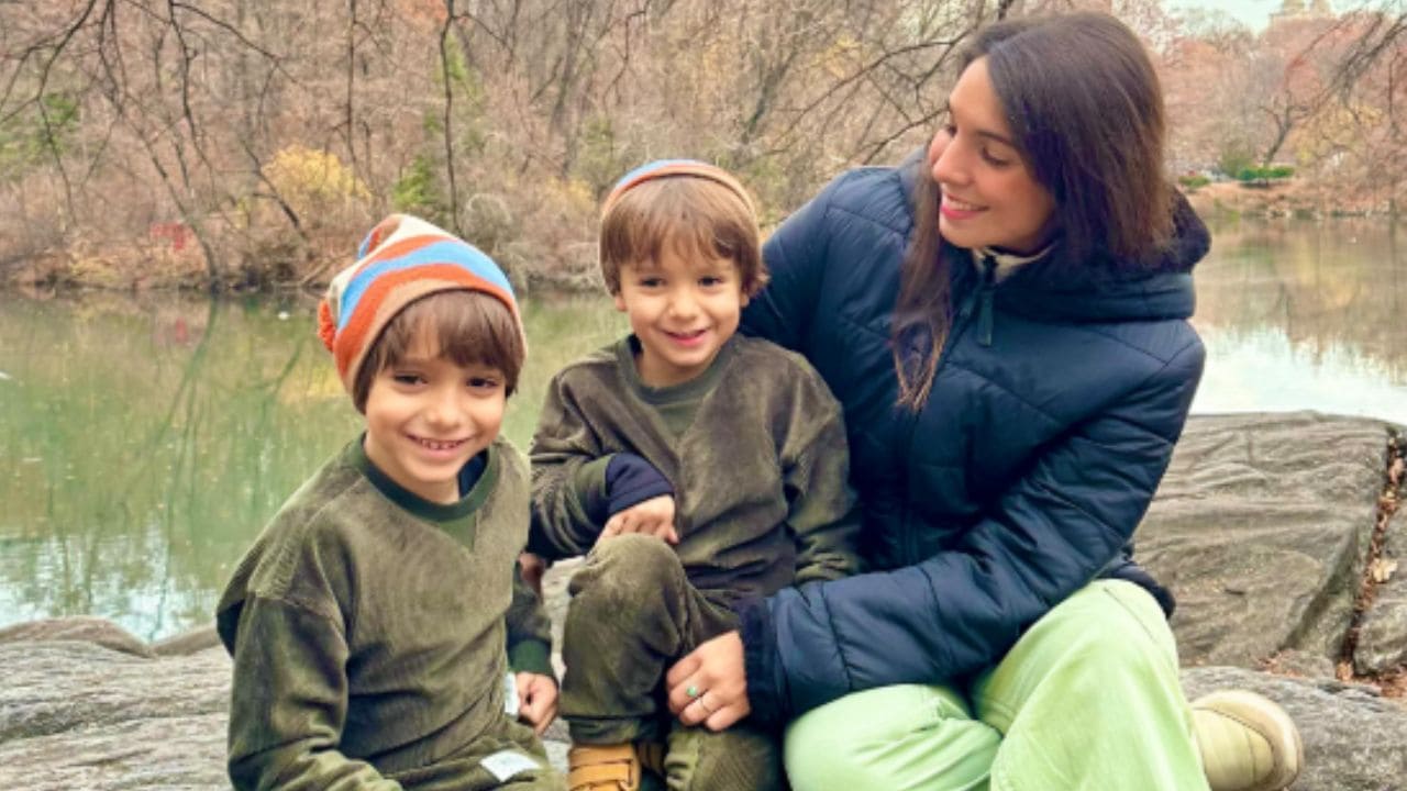 Saray junto a sus dos hijos enfermedad de Perthes