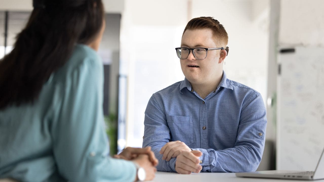 Persona con discapacidad en una entrevista de trabajo
