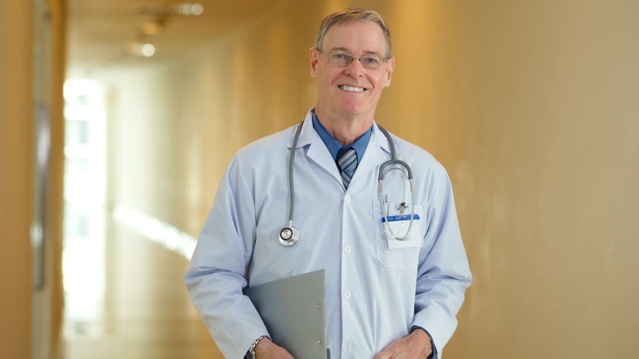 Esta es la edad de jubilación de los médicos en Europa