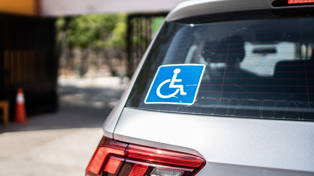 Esta es la sanción por aparcar en una plaza de persona de movilidad reducida sin tarjeta PMR