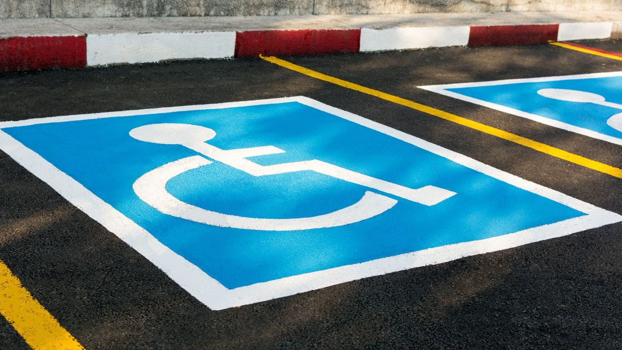 Grado de discapacidad mínimo para obtener la tarjeta de aparcamiento PMR