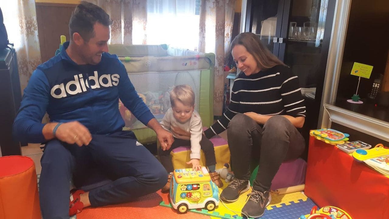 Héctor, un pequeño con una enfermedad rara y degenerativa que necesita ayuda "para seguir viviendo"