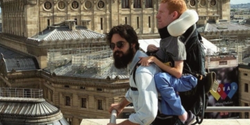 Kevan Chandler, un joven con discapacidad a hombros de sus amigos