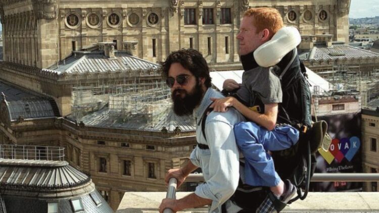 Kevan Chandler, un joven con discapacidad a hombros de sus amigos