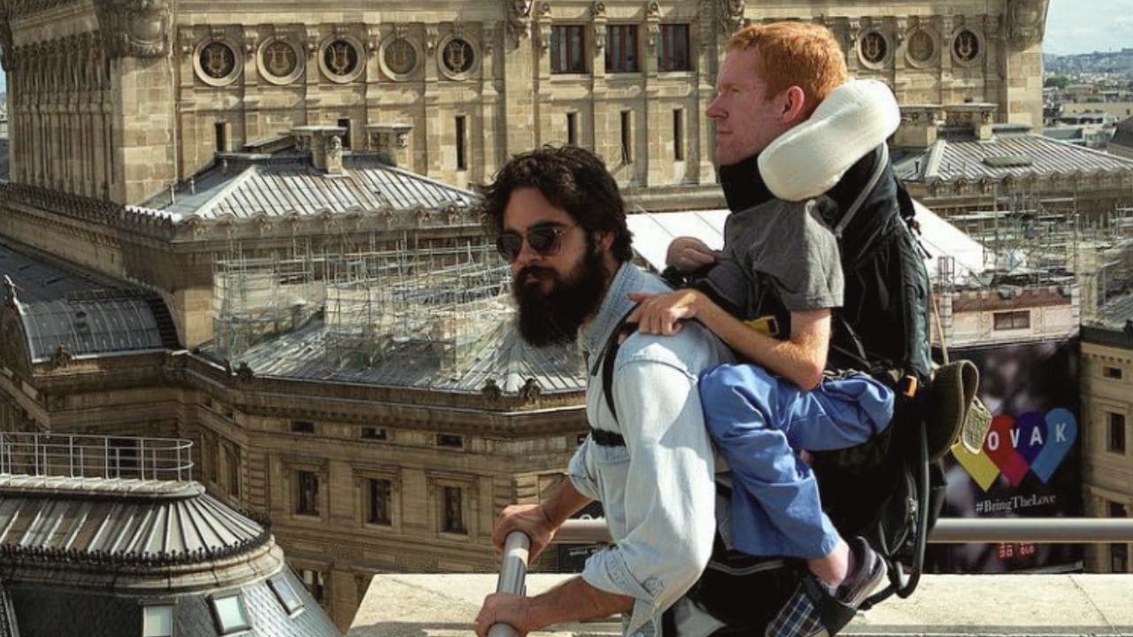 La historia de Kevan Chandler, un joven con discapacidad que recorre Europa a hombros de sus amigos