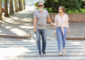 ¿Cómo ayudar a una persona con discapacidad visual? Así lo explica la ONCE ¿Cómo ayudar a una persona con discapacidad visual? Así lo explica la ONCE