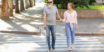 ¿Cómo ayudar a una persona con discapacidad visual? Así lo explica la ONCE