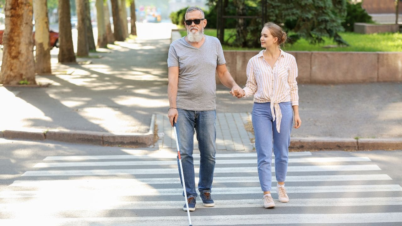 ¿Cómo ayudar a una persona con discapacidad visual? Así lo explica la ONCE