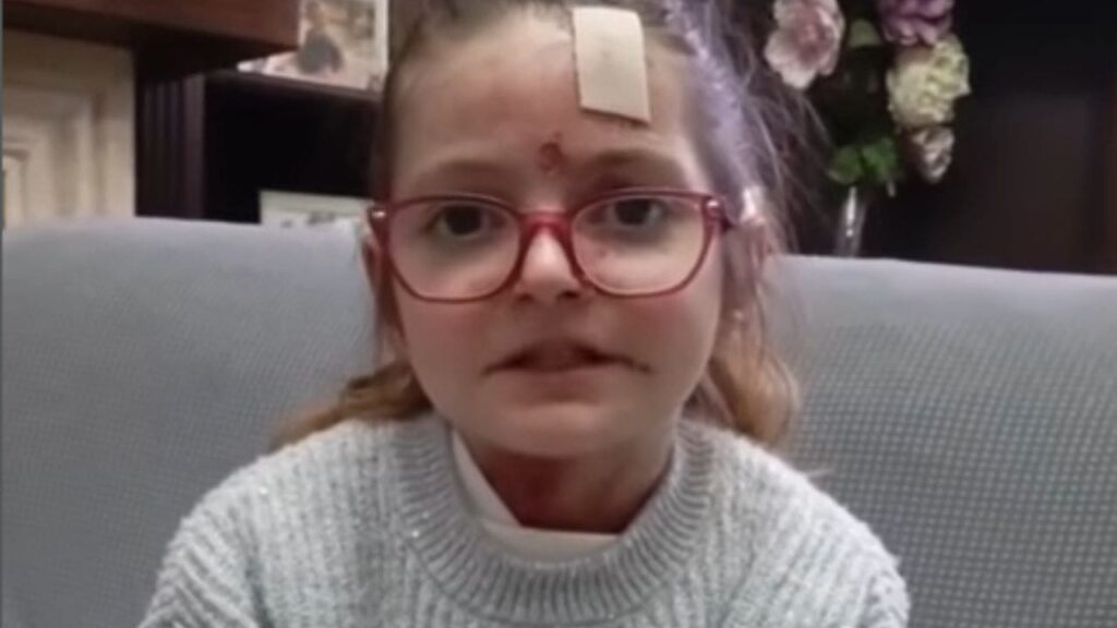 Laura, una niña de 10 años con Piel de Mariposa, ruega la llegada a España del tratamiento que "cure nuestras heridas"